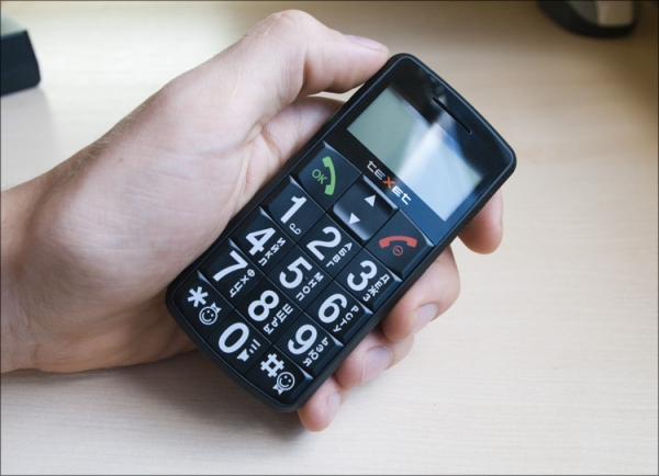 Телефон для пожилых людей с большими кнопками и экраном 2017